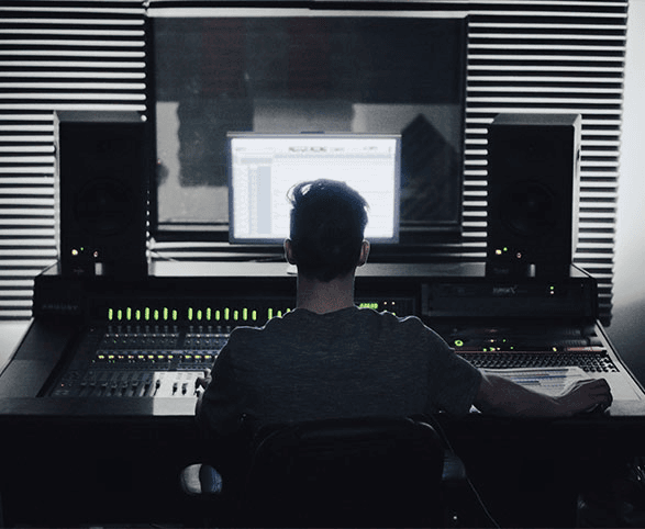 Musikproducer i studie, finder musikere via musikerkontakt